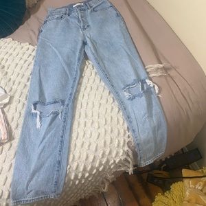 PACSUN LIGHT WASH KNEE RIPPED JEANS